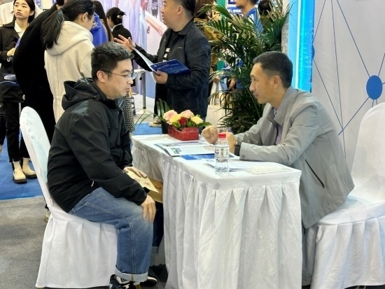 沈陽招聘會(huì)現(xiàn)場。人民網(wǎng)記者 尹柏寒?dāng)z