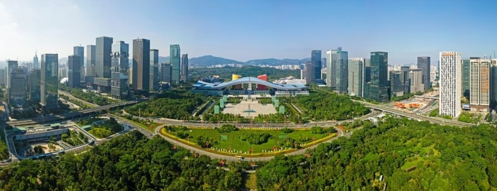 這是在廣東省深圳市拍攝的深圳市民中心和蓮花山公園一線（2020年10月2日攝，無人機(jī)照片）。新華社記者 梁旭 攝