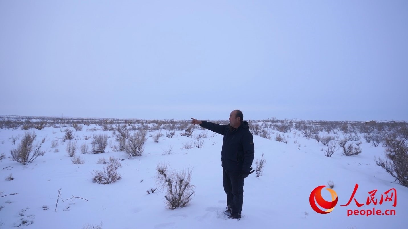 馬曉華向采訪團介紹林場情況。人民網(wǎng) 周靜圓攝