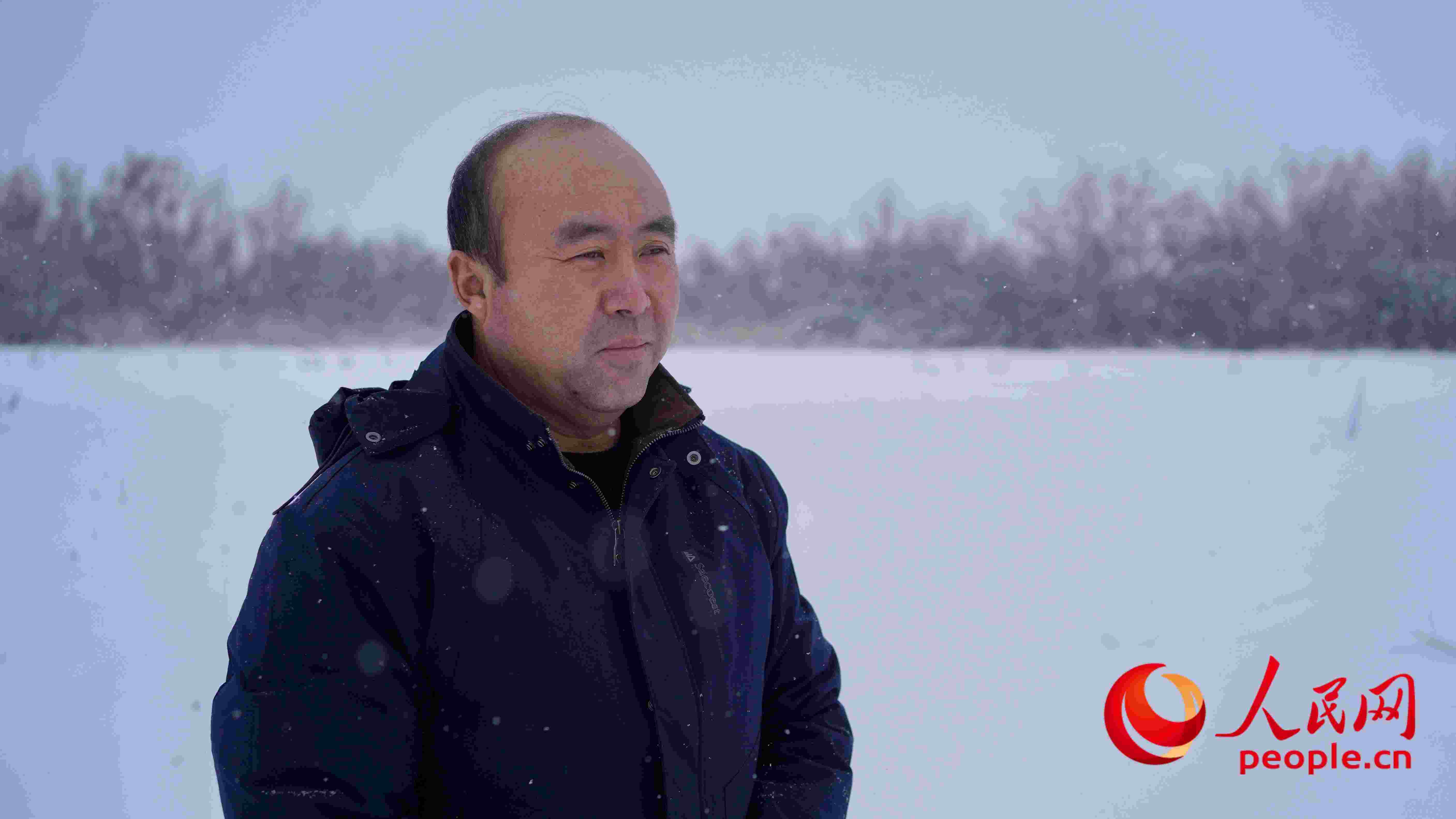 馬曉華回憶當(dāng)年和父親一起種樹的情形，滿是懷念。人民網(wǎng) 周靜圓攝