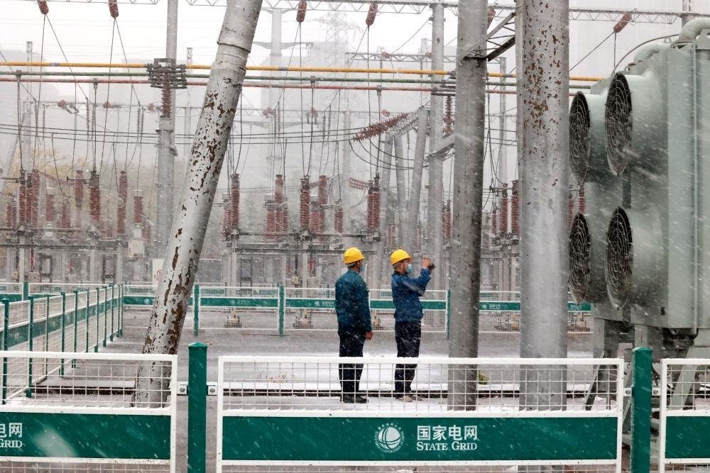 △國(guó)網(wǎng)壽光市供電公司變電運(yùn)維人員在檢查變電站積雪情況。