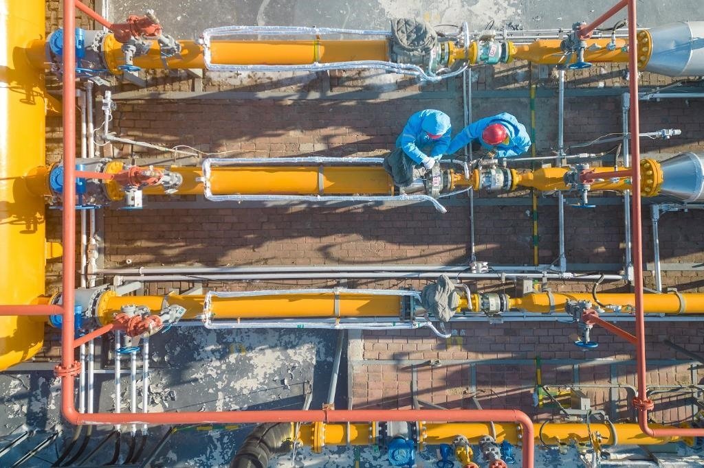 12月17日，黑龍江省哈爾濱市中慶燃氣有限責任公司成高子門站的工作人員在進行設備巡檢，保障燃氣供應（無人機照片）。 新華社記者 張濤 攝