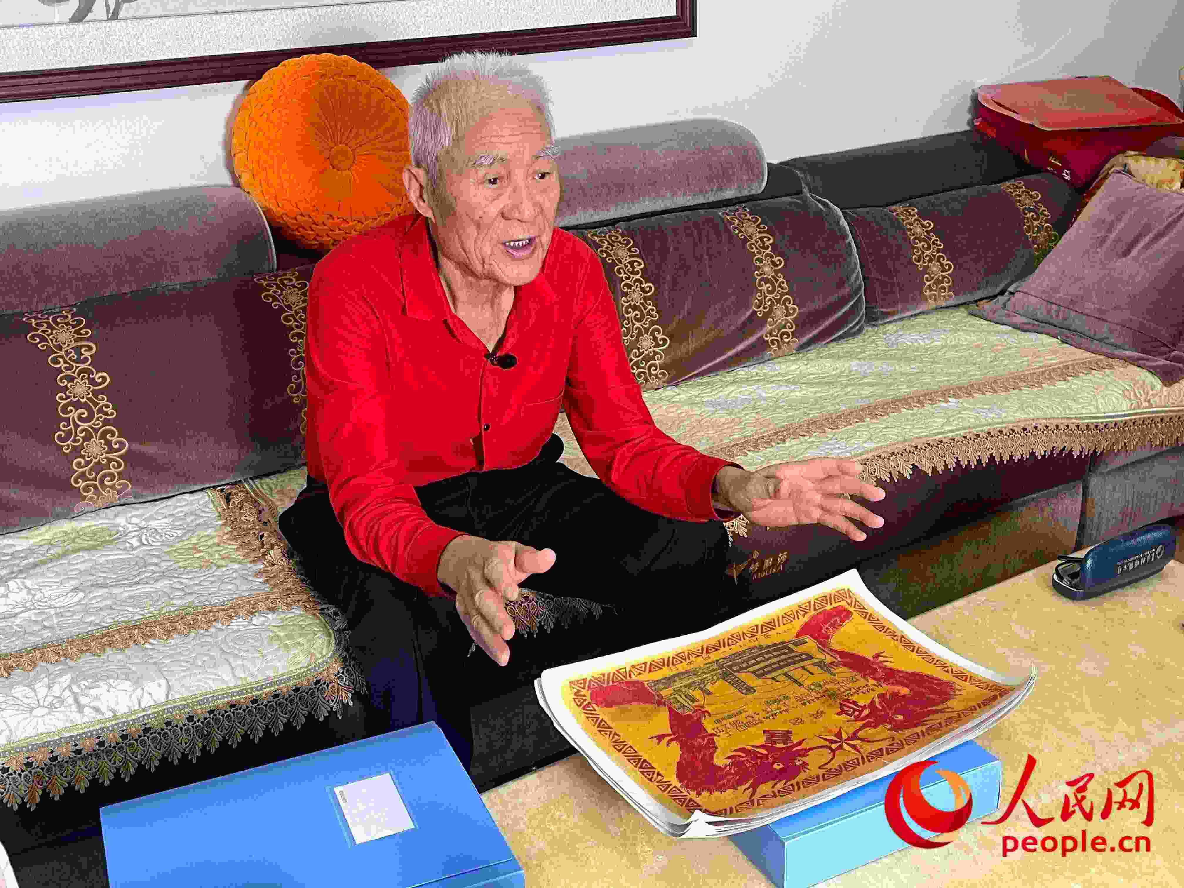 馬太生向采訪團講述自己獲得獎狀的經(jīng)歷。人民網(wǎng) 周靜圓攝