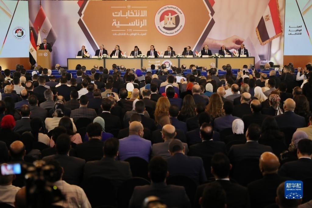 這是12月18日在埃及首都開羅拍攝的埃及全國選舉委員會(huì)新聞發(fā)布會(huì)現(xiàn)場。新華社發(fā)（艾哈邁德·戈馬攝）