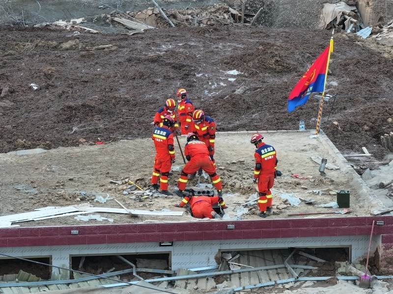 救援人員在現(xiàn)場。賀勇攝。