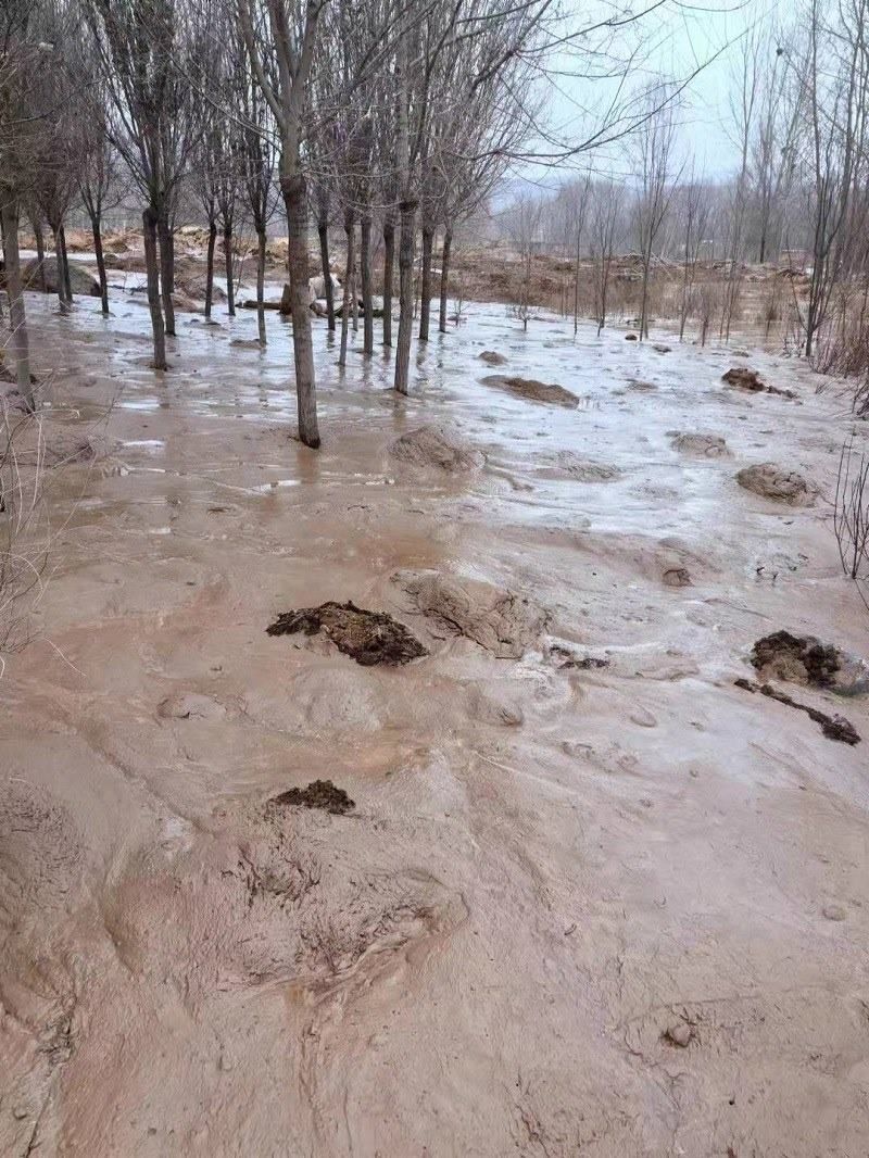 次生災害襲擊過的村落。喬棟攝。