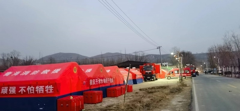 救災隊員現(xiàn)場扎起了帳篷。王梅攝。