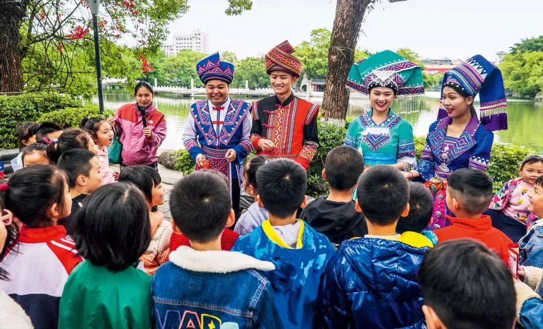 2023年4月25日，廣西桂林，“網絡法治宣傳一條街”在榕湖景區(qū)古南門“開街”，身穿民族服裝的工作人員演唱山歌向青少年普及網絡法治知識。