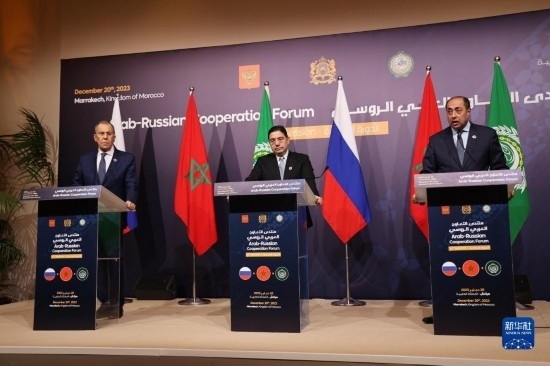 12月20日，在摩洛哥南部城市馬拉喀什舉行的第六屆阿拉伯-俄羅斯合作論壇主議程結(jié)束后，俄羅斯外交部長拉夫羅夫、摩洛哥外交大臣布里達、阿拉伯國家聯(lián)盟（阿盟）副秘書長胡薩姆·扎基（從左至右）出席記者會。新華社記者霍晶攝