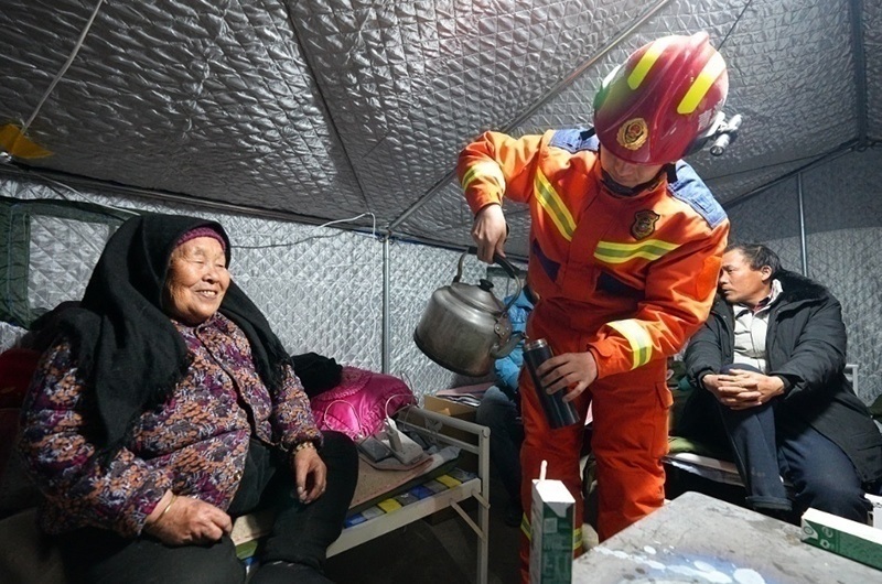 村民龔尕芳與消防員交流。賀勇攝。