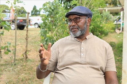 2023年12月18日，瓦努阿圖共和國總理夏洛特·薩爾維在瓦努阿圖公路項目二期馬勒庫拉段的移交儀式現(xiàn)場接受人民網(wǎng)采訪。人民網(wǎng) 賀吉攝