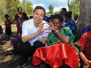 2023年12月18日，中國駐瓦努阿圖大使李名剛和前來觀看瓦努阿圖公路項目二期馬勒庫拉段移交儀式的當(dāng)?shù)鼐用窈嫌啊Ｈ嗣窬W(wǎng) 賀吉攝