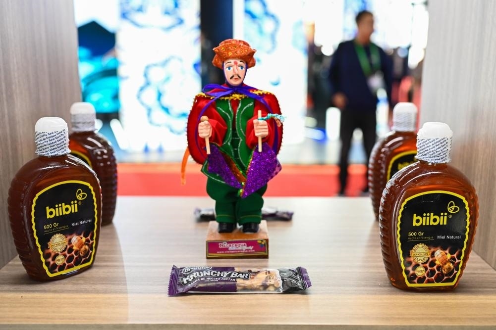 2023年11月8日在第六屆進(jìn)博會上拍攝的尼加拉瓜蜂蜜產(chǎn)品。