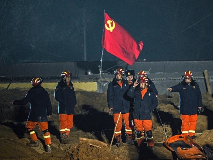 2023年12月21日，救援隊(duì)員在青海省海東市民和回族土族自治縣中川鄉(xiāng)金田村現(xiàn)場(chǎng)救援。新華社記者 張龍 攝