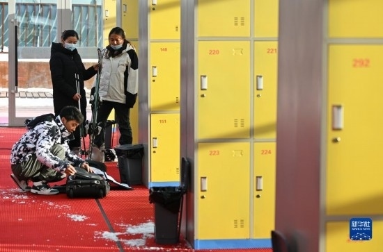 12月21日，游客在滑雪服務(wù)大廳整理滑雪裝備。