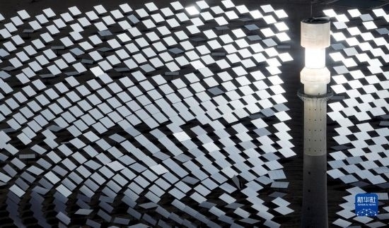 這是2023年6月11日在青海省海西蒙古族藏族自治州格爾木市拍攝的一座光熱電站（無(wú)人機(jī)照片）。 新華社記者 張宏祥 攝