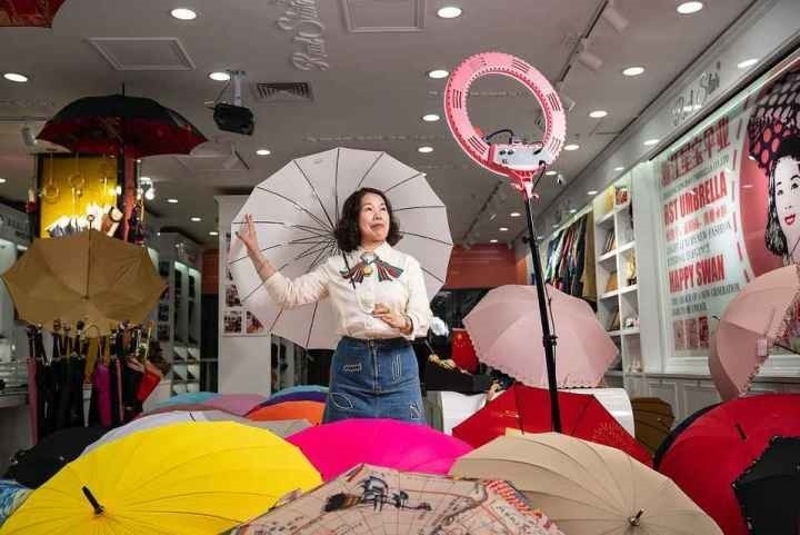在義烏打拼了27年的商戶張吉英，正通過直播銷售雨傘。義烏市委宣傳部供圖
