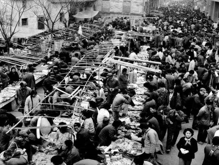 1982年，義烏湖清門馬路市場(chǎng)場(chǎng)景。拍友 金福根 攝