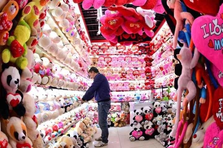 商戶在店鋪內(nèi)整理毛絨玩具。共享聯(lián)盟·義烏 呂斌 攝