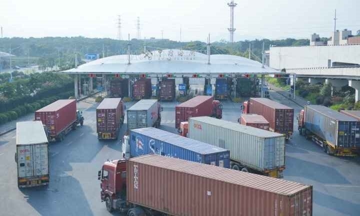 義烏海關(guān)排隊(duì)等待出關(guān)的車輛。共享聯(lián)盟·義烏 吳峰宇 攝