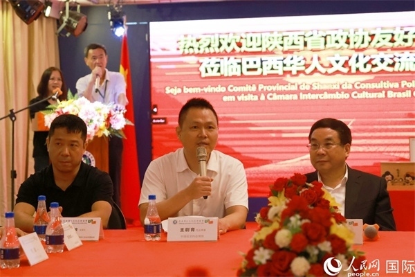 中國駐里約熱內(nèi)盧代總領(lǐng)事王尉育（中）在座談會(huì)中致辭。人民網(wǎng)記者 陳海琪攝