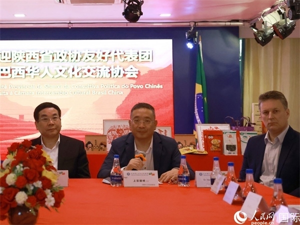 巴西華人文化交流協(xié)會(huì)主席上官建峰（中）在座談會(huì)上發(fā)言。人民網(wǎng)記者 陳海琪攝