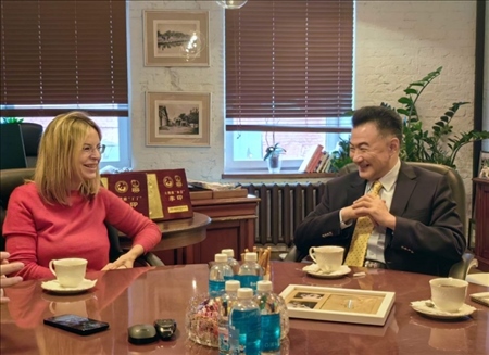 孫煒東公使與莫斯科動(dòng)物園領(lǐng)導(dǎo)座談（中國(guó)駐俄羅斯使館供圖）