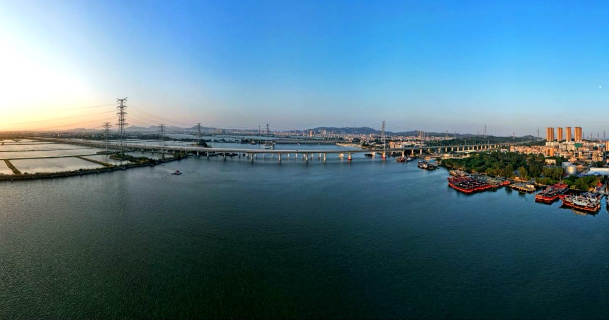 汕汕鐵路練特江大橋。國鐵集團供圖