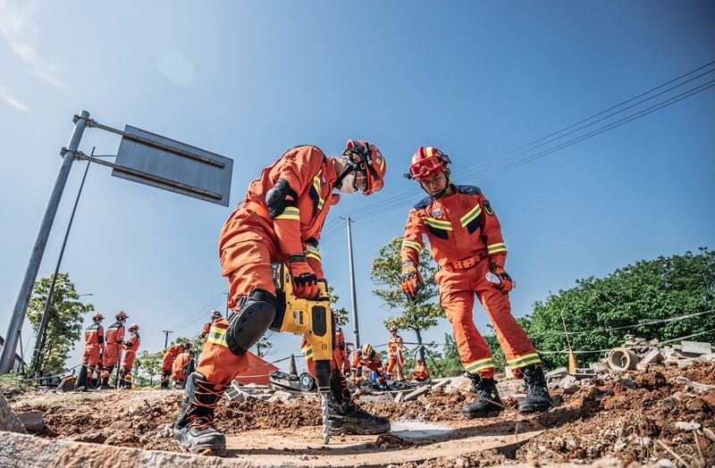 周彩琪和隊(duì)友在救援現(xiàn)場(chǎng)。受訪(fǎng)者供圖