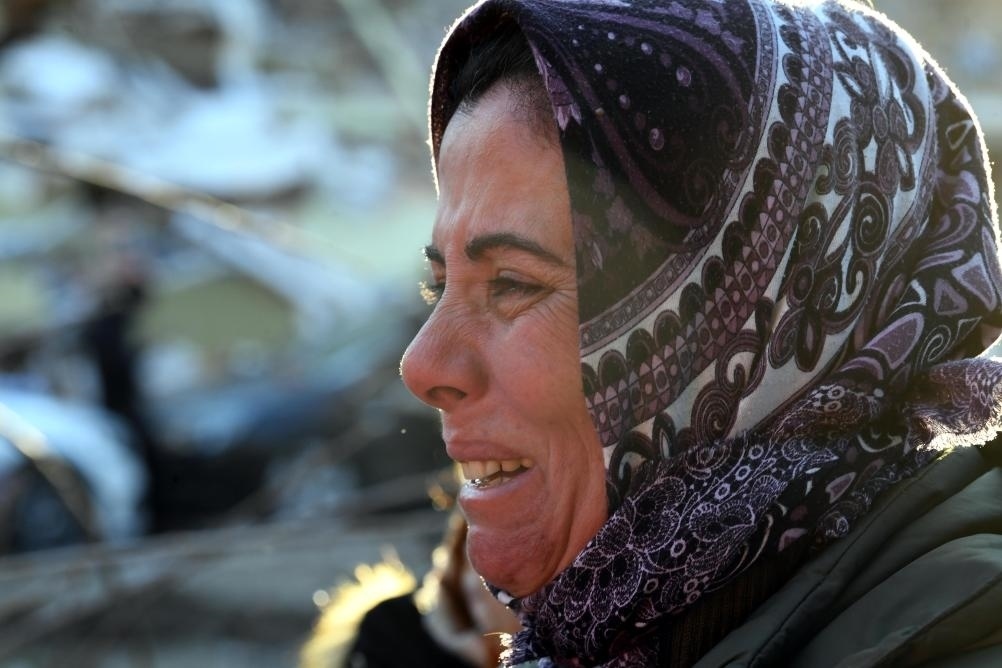 2月8日，在土耳其哈塔伊的一處地震廢墟，當?shù)鼐用竦却H人的消息。新華社記者沙達提攝