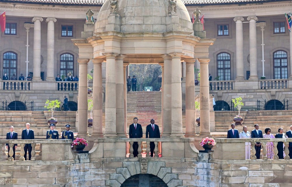 當(dāng)?shù)貢r間8月22日上午，正在南非進(jìn)行國事訪問的國家主席習(xí)近平在比勒陀利亞總統(tǒng)府同南非總統(tǒng)拉馬福薩會談。會談前，拉馬福薩在總統(tǒng)府廣場為習(xí)近平舉行歡迎儀式。新華社記者 殷博古 攝