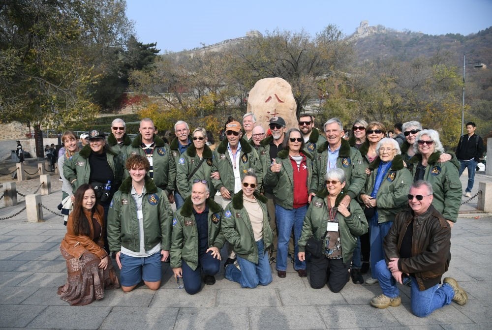 2023年10月29日，飛虎隊老兵莫耶一行人在北京八達(dá)嶺長城合影留念。當(dāng)日，美中航空遺產(chǎn)基金會訪華代表團(tuán)成員陸續(xù)抵達(dá)北京。新華社記者 任超 攝