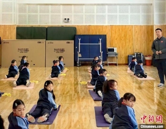 逸陽文思學校學生正在進行運動恢復矯正訓練。<a target='_blank' href='/' ><p align=