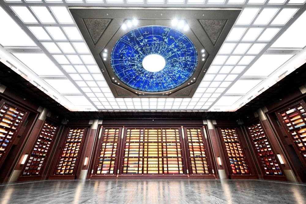 △中國(guó)國(guó)家版本館中央總館“文瀚閣”內(nèi)景。星空穹頂上是一幅宋代石刻天文圖，傳遞著“文瀚閣”的寓意：中華文明如星空般浩瀚璀璨。