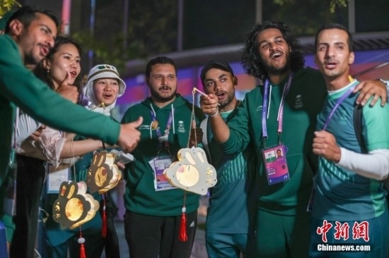 資料圖：9月29日，中國傳統(tǒng)節(jié)日中秋節(jié)，杭州亞運會運動員村舉辦中秋主題活動，中外運動員們歡聚一堂。圖為沙特阿拉伯運動員手持燈籠拍攝照片。<a target='_blank' href='/'><p align=