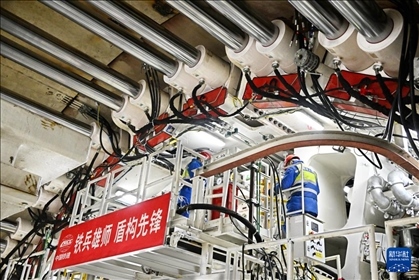 12月30日，中鐵十四局技術(shù)人員在盾構(gòu)掘進(jìn)開始前檢查“海天號(hào)”盾構(gòu)機(jī)。新華社記者 李紫恒 攝