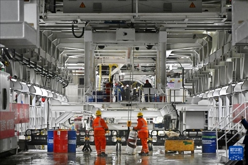 12月30日，建設(shè)者在青島膠州灣第二隧道工程南線主線隧道盾構(gòu)掘進(jìn)現(xiàn)場(chǎng)作業(yè)。新華社記者 李紫恒 攝