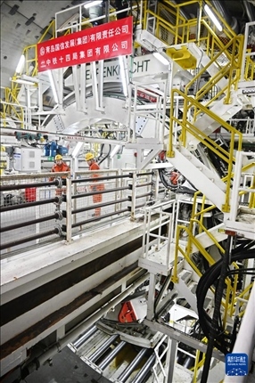 12月30日，建設(shè)者在青島膠州灣第二隧道工程南線主線隧道盾構(gòu)掘進(jìn)現(xiàn)場(chǎng)作業(yè)。新華社記者 李紫恒 攝