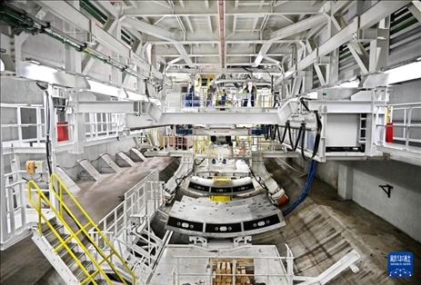 12月30日，建設(shè)者在青島膠州灣第二隧道工程南線主線隧道盾構(gòu)掘進(jìn)現(xiàn)場(chǎng)作業(yè)。新華社記者 李紫恒 攝