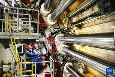 12月30日，中鐵十四局技術(shù)人員在盾構(gòu)掘進(jìn)開始前檢查“海天號(hào)”盾構(gòu)機(jī)。新華社記者 李紫恒 攝