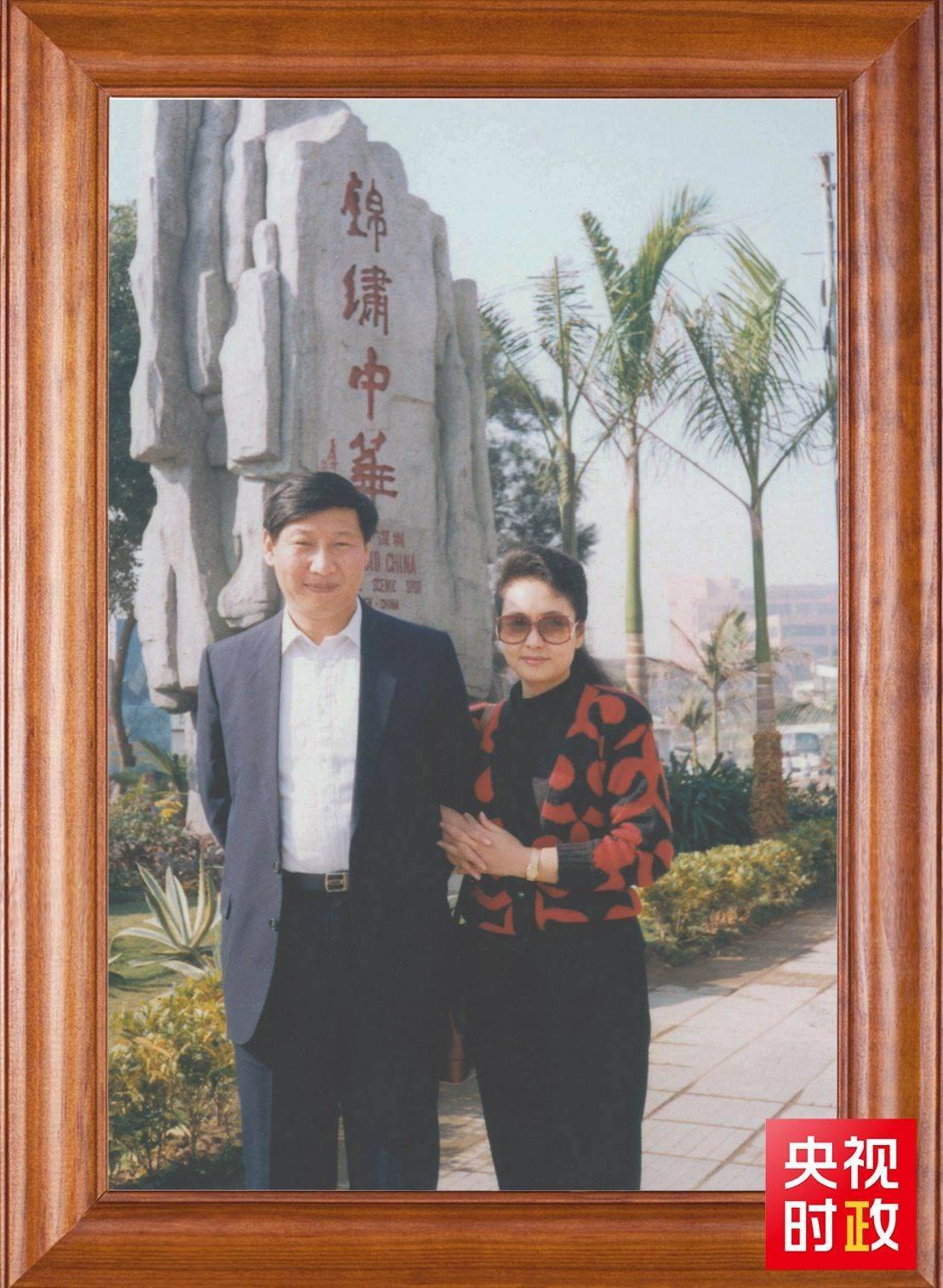 △這是習近平和夫人彭麗媛的合影。這張照片第一次出現(xiàn)在他的書架上。