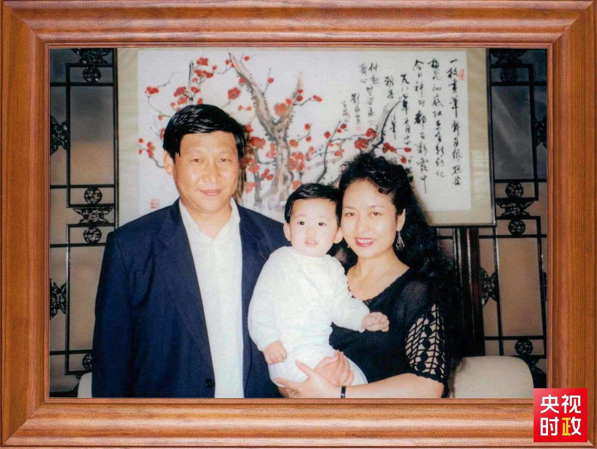 △這是習近平一家三口的合影。這張照片第一次出現(xiàn)在他的書架上。