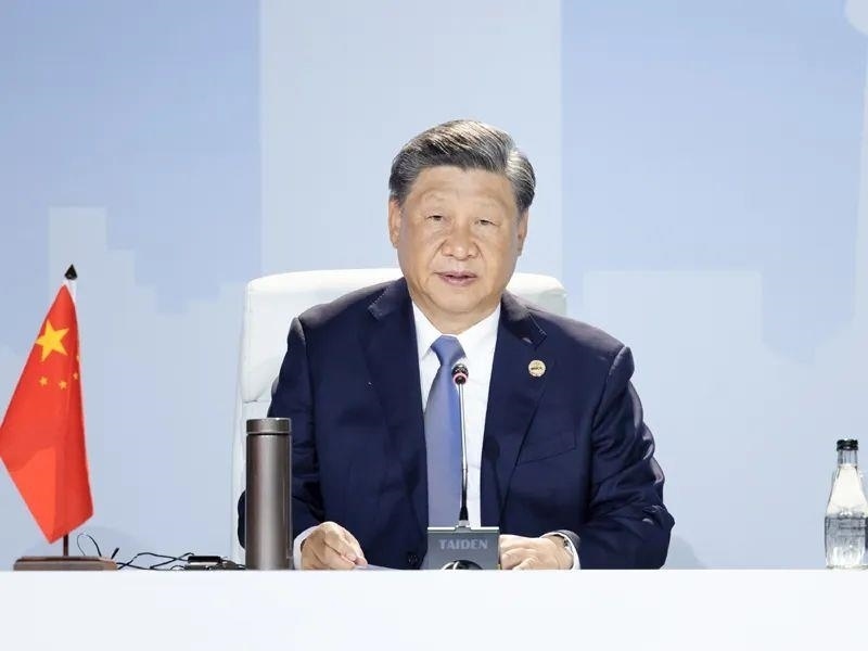 當(dāng)?shù)貢r(shí)間8月24日，習(xí)近平主席在南非約翰內(nèi)斯堡出席金磚國(guó)家領(lǐng)導(dǎo)人第十五次會(huì)晤特別記者會(huì)。