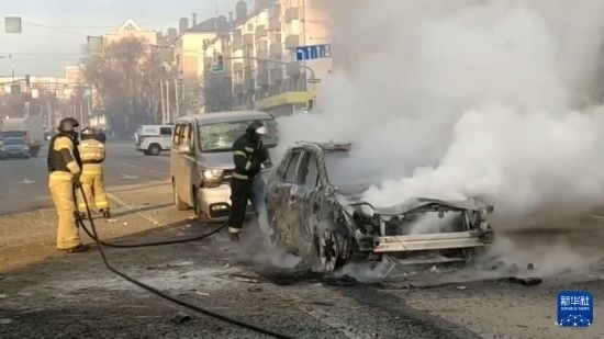 這張俄羅斯緊急情況部12月30日發(fā)布的視頻截圖顯示，在俄羅斯別爾哥羅德市，工作人員在現(xiàn)場(chǎng)救援。新華社發(fā)