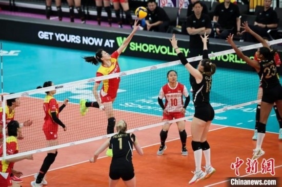 女排世俱杯賽場上，天津渤海銀行女排(紅)對陣巴西海灘女排(黑)。主辦方供圖