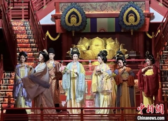 2023年12月31日晚間，在長安十二時(shí)辰主題街區(qū)進(jìn)行的漢服表演。 中新社記者 張一辰 攝