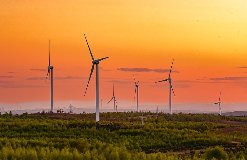 2023年5月23日清晨拍攝的內(nèi)蒙古興安盟烏蘭浩特市呼和馬場(chǎng)風(fēng)力光伏發(fā)電場(chǎng)內(nèi)的風(fēng)機(jī)。