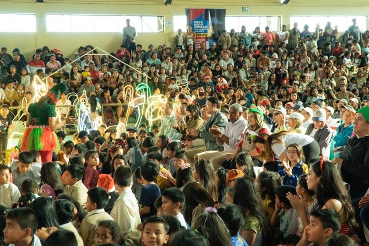 捐贈儀式在埃爾查科市中心的體育館舉行。中國電建厄瓜多爾代表處提供圖