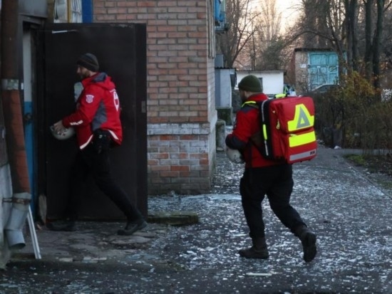  2023年11月25日，烏克蘭紅十字會(huì)救援人員在基輔市一棟遭空襲的居民樓實(shí)施清理和救助工作。新華社發(fā)（羅曼·佩圖什科夫攝）