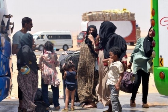  2023年4月27日，在埃及南部與蘇丹交界的阿爾根邊境口岸，人們離開(kāi)蘇丹進(jìn)入埃及境內(nèi)。新華社發(fā)（拉德萬(wàn)攝）